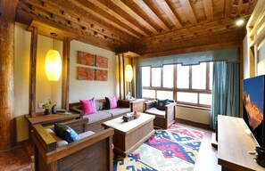 Deluxe suite, roken | Een minibar, een kluis op de kamer, een bureau, verduisterende gordijnen