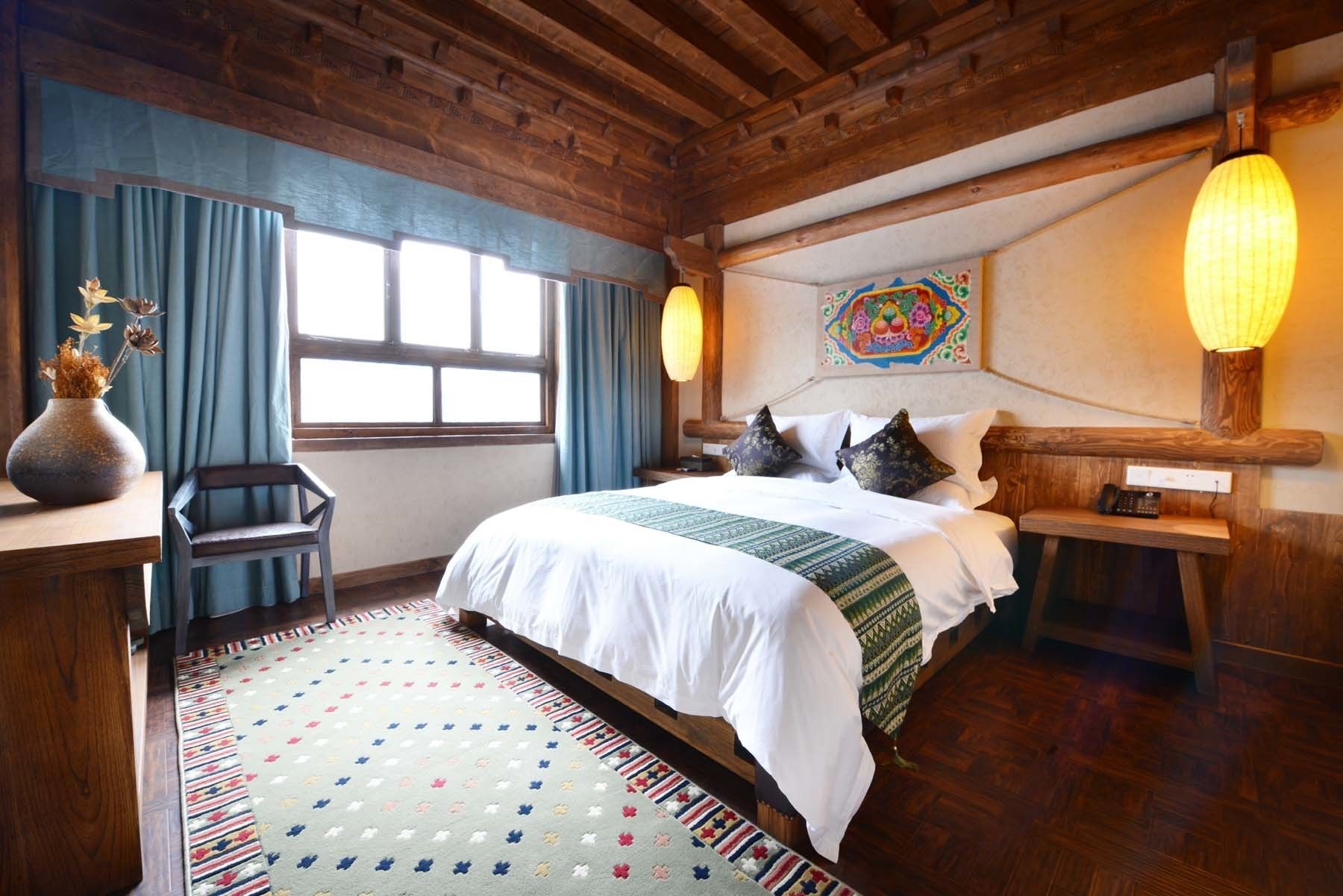 Familiekamer, niet-roken | Een minibar, een kluis op de kamer, een bureau, verduisterende gordijnen