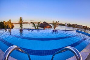 Una piscina techada, una piscina climatizada
