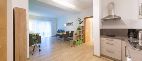 Kjøleskap, mikrobølgeovn, ovn og kokeplater