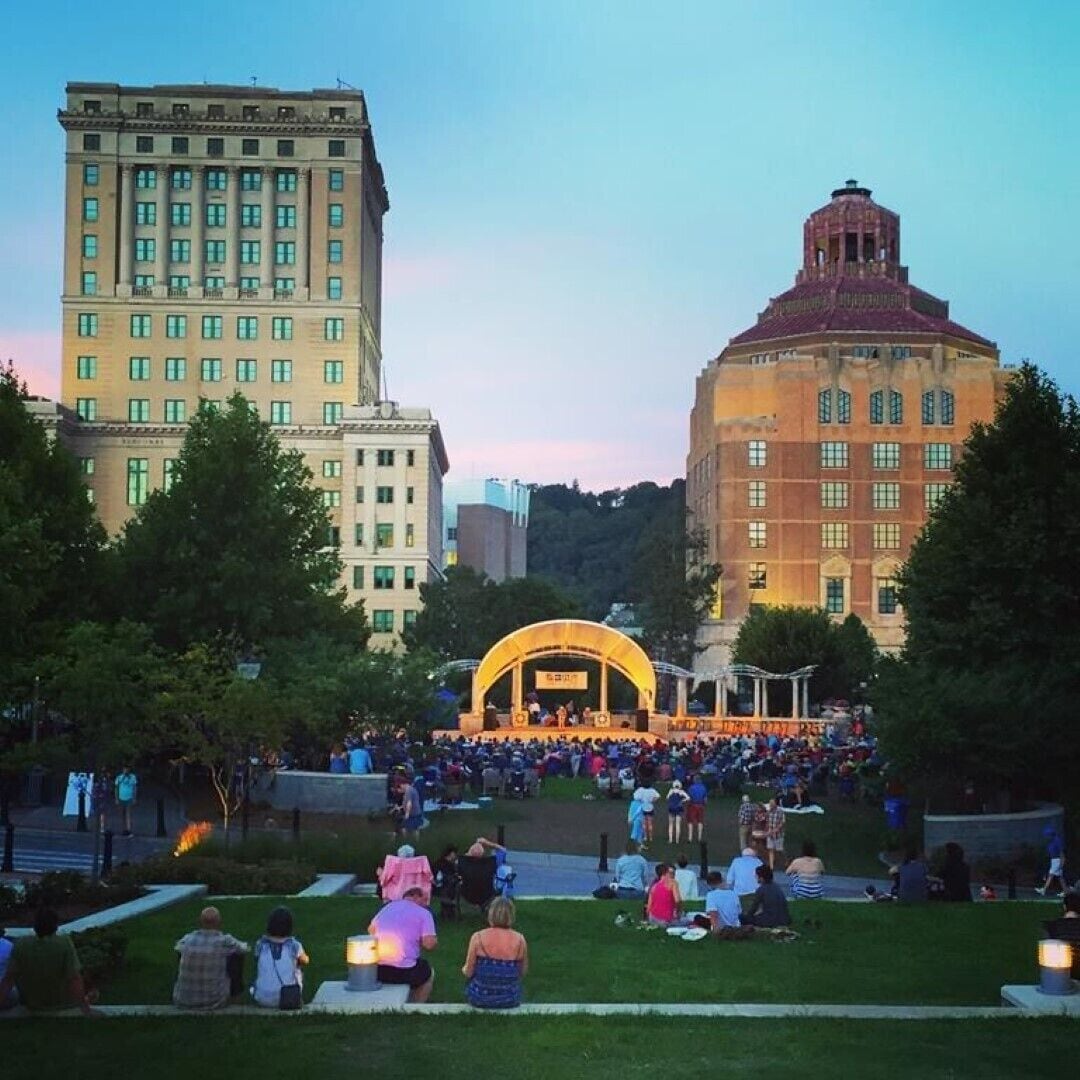 Less than 10 minutes to Downtown Asheville without the crowds and urban heat.