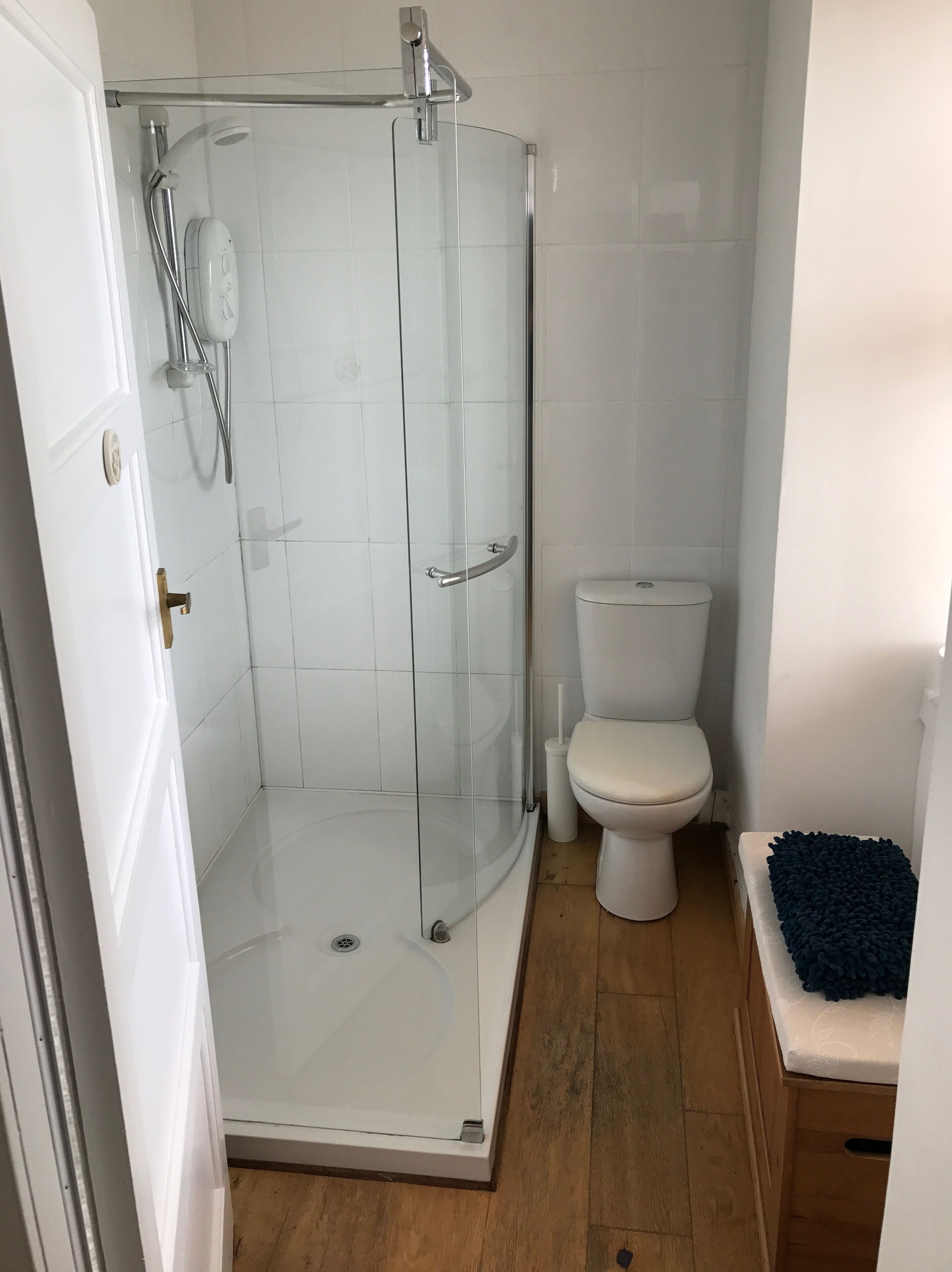 Douche, articles de toilette écologiques, sèche-cheveux