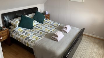 2 slaapkamers, een strijkplank/strijkijzer, reisbedje, wifi