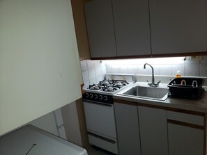 ميكروويف، �ماكينة لصنع القهوة/الشاي، محمصة خبز، خلاط