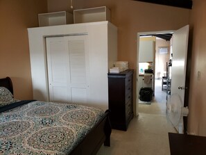 1 bedroom, desk, iron/ironing board, free WiFi