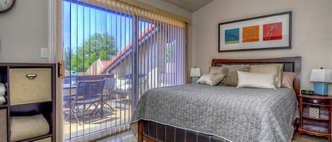 Escritorio, tabla de planchar con plancha, wifi y ropa de cama