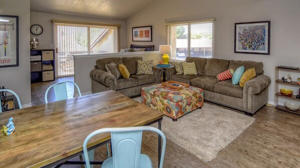 TV, DVD player, table football, ping pong - Athlete, Family, and Pet Friendly - Something for everyone! (St. George)