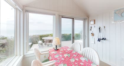 Cottage Bayfront w / pont bluffside et douche extérieure - à quelques pas de la plage privée!