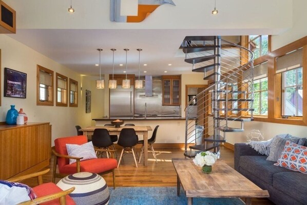 智能電視、壁爐、DVD 播放機、音響