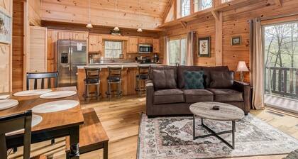 Lakey Gap Lodge | Pet-Friendly Cabin🐾 w/ Hot Tub + Views + Biltmore Pass