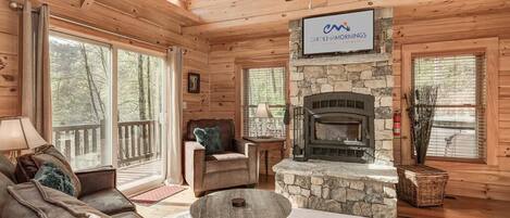 Een smart-tv, een open haard en boeken