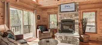 Lakey Gap Lodge | Pet-Friendly Cabin🐾 w/ Hot Tub + Views + Biltmore Pass