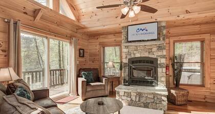Lakey Gap Lodge | Pet-Friendly Cabin🐾 w/ Hot Tub + Views + Biltmore Pass
