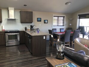 Frigorífico, microondas, horno y placa de cocina