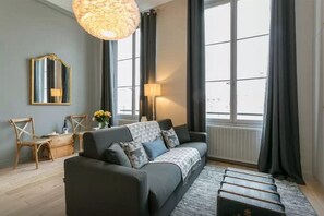 Télévision, lecteur de DVD, espaces bureaux