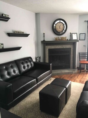 TV connectée, cheminée, lecteur de DVD, baby-foot