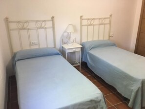 3 slaapkamers, een strijkplank/strijkijzer, gratis wifi, beddengoed