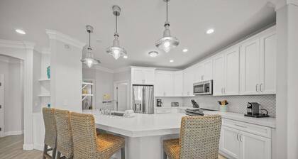 Steps from Beach. Roof Top Deck-Gulf Views. Shared Heated Pool