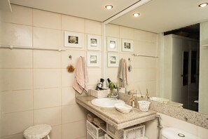 Combined shower/bathtub, towels