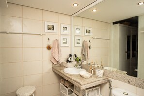 Combined shower/tub, towels