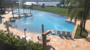 Alberca al aire libre y alberca climatizada