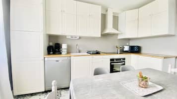 Een koelkast, een microgolfoven, een oven, een kookplaat