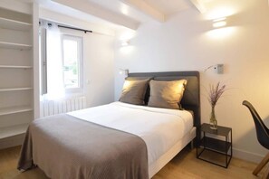 4 Schlafzimmer, Schreibtisch, Bügeleisen/Bügelbrett, WLAN