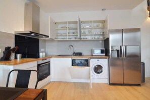 Kühlschrank, Mikrowelle, Ofen, Geschirrspüler