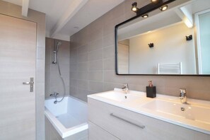 Tina, secadora de cabello, toallas, jabón 