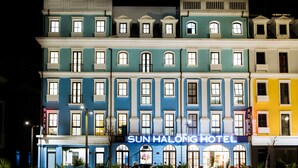 Un hotel de varios pisos con un letrero llamativo que dice "SUN HALONG HOTEL".