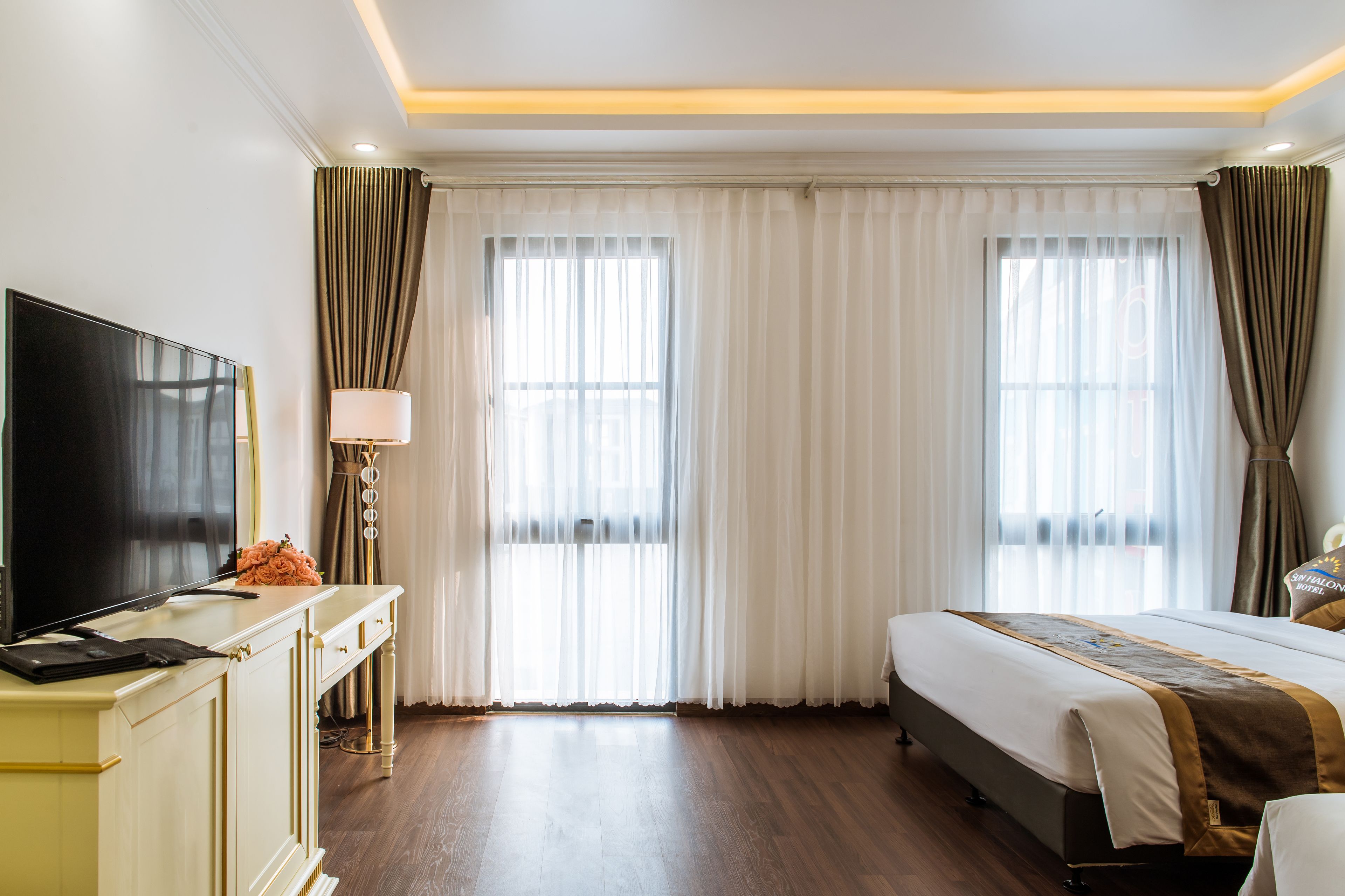 Deluxe Triple Room | Minibar, in-room safe, desk, blackout drapes