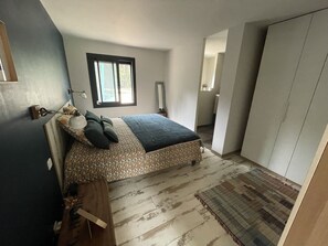 4 bedrooms, desk, iron/ironing board, travel crib