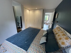 4 bedrooms, desk, iron/ironing board, travel cot