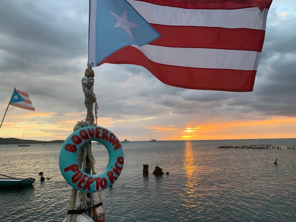 Flagstang med et Puerto Ricansk flag og en bøje med teksten "BOQUEROS PUERTO RICO".