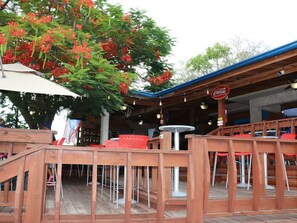 屋外ダイニングエリア