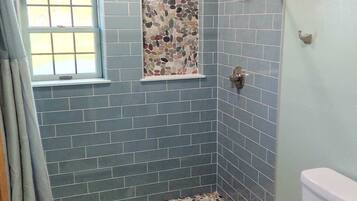 Badkar/dusch, handdukar, tvÄl och toalettpapper