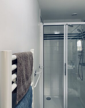 Douche, sèche-cheveux, serviettes fournies