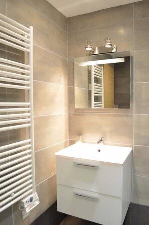 Douche, sèche-cheveux, serviettes fournies