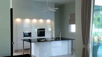 Een koelkast, een microgolfoven, een oven, een kookplaat