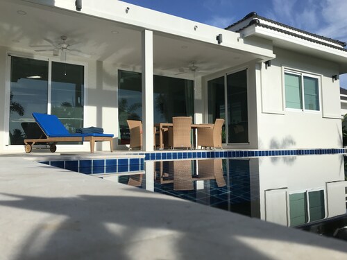 Nakhon Beach Villa: Ihr privates Paradies, das Sie wie einen Traum umarmen wird