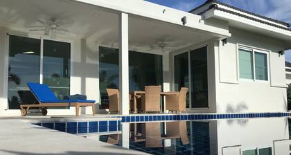 Nakhon Beach Villa: Ihr privates Paradies, das Sie wie einen Traum umarmen wird