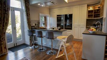 Coffee/tea maker, fridge, microwave, oven