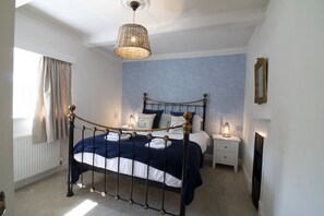 6 bedrooms, iron/ironing board, WiFi, bed sheets