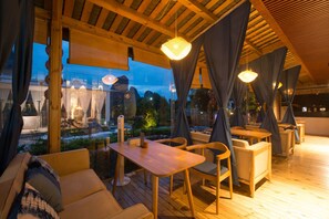 Lobby sitting area - Yangshuo Lightheart Homestay (Guilin)