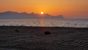 On the beach, sun-loungers - DORIDE Apartment on the beach (Balestrate)