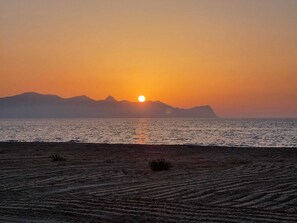 On the beach, sun-loungers - DORIDE Apartment on the beach (Balestrate)