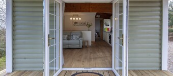 Tranquil lodge for 2 with hot tub located at the foot of Pluscarden Glen