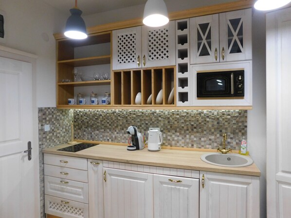 Refrigerador, microondas, placa de cocina, lavavajillas