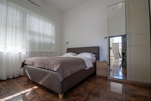 1 bedroom, in-room safe, WiFi, bed sheets - Ground floor 2 + 2P apartment **** with sea view and terrace 10 m from the beach (Betina)