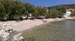 Beach - Ground floor 2 + 2P apartment **** with sea view and terrace 10 m from the beach (Betina)